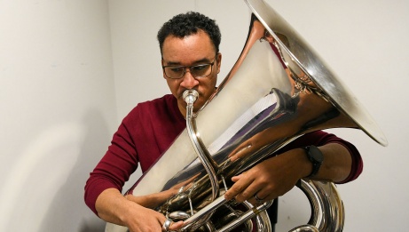 
																			Chris Lee, tuba solo, Orchestre du CNA | Fred Cattroll																