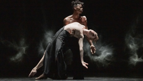 Siphesihle November et Hannah Galway dans Angels’ Atlas.  © Photo de Karolina Kuras. Courtoisie du Ballet national du Canada