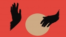 Sur un fond rouge, deux mains noires semblent battre la mesure sur un tambour. 