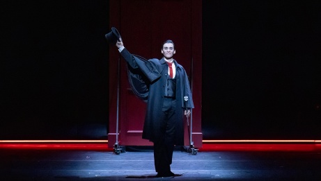 Un danseur en costume d'époque tend son chpeau haut-de-forme en guise de salut. © L’interprète Cameron Thomas du Kansas City Ballet Company dans Jekyll & Hyde de Val Caniparoli Jekyll & Hyde