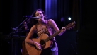 Mia Kelly, on stage, singing and playing guitar © Peter Waiser