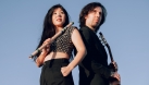 Melón Jiménez et Lara Wong debout dos à dos, tenant leurs instruments 