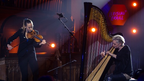 Catrin Finch avec sa harpe et Aoife Ní Bhriain avec son violon. Les deux se produisent ensemble sur scène. © Jennie Caldwell