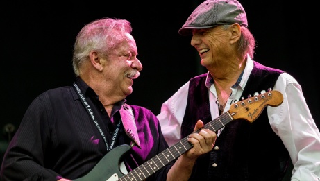 Le guitariste et chanteur de Downchild sur scène, souriants. 