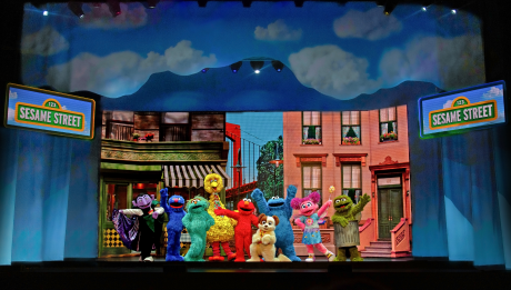 Les personnages de Sesame Street Live sur scène.