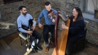 Les 3 membres de Masters in the Hall avec leurs instruments. 