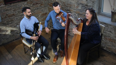 Les 3 membres de Masters in the Hall avec leurs instruments. 