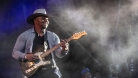 Samba Touré on stage playing the guitar. © Régis Peylet