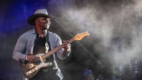 Samba Touré on stage playing the guitar.