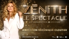 Véronique Cloutier qui porte un complet blanc. Il est écrit : Zénith, le spectacle. Avec la collaboration de Radio-Canada. Animé par Véronique Cloutier.  