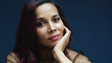 Rhiannon Giddens leaning on her hand. © Ebru Yildiz