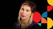 On voit Leilani Farha, souriante, debout devant un fond noir orn&eacute; d'un logo CBC multicolore d&eacute;structur&eacute;. 